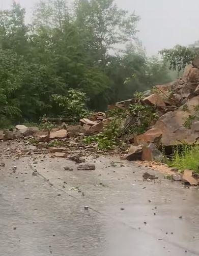 Căderi de pietre pe drumul Tarnița - Gilău. Traficul a fost închis