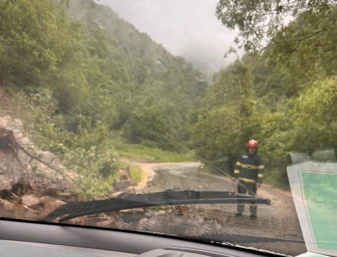 Căderi de pietre pe drumul Tarnița - Gilău. Traficul a fost închis
