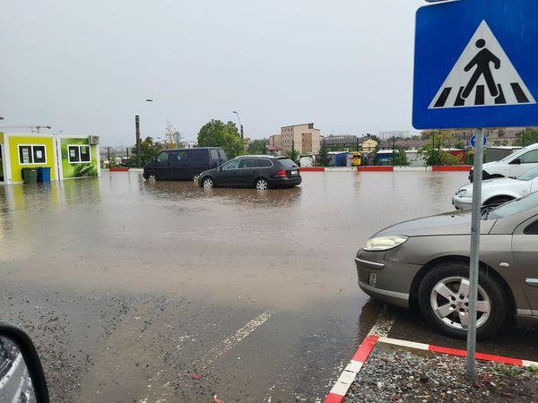 Ploaia a făcut, din nou, ravagii la Cluj! Unele străzi au devenit "navigabile"