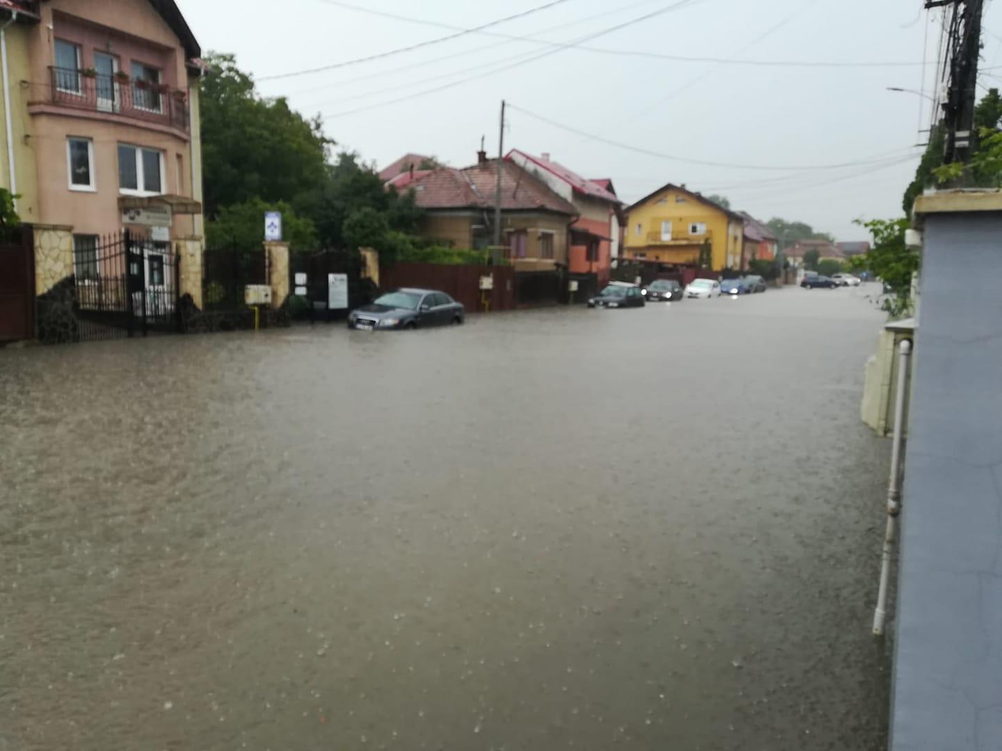 Ploaia a făcut, din nou, ravagii la Cluj! Unele străzi au devenit "navigabile"