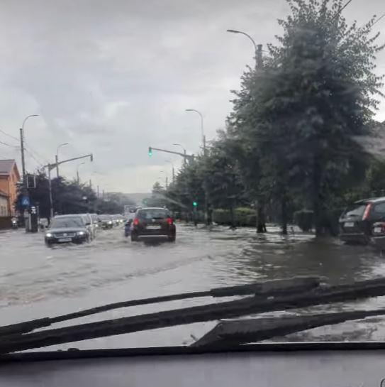 Ploaia a făcut, din nou, ravagii la Cluj! Unele străzi au devenit "navigabile"