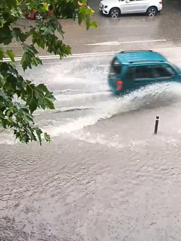 Ploaia a făcut, din nou, ravagii la Cluj! Unele străzi au devenit "navigabile"