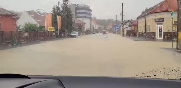 Ploaia a făcut, din nou, ravagii la Cluj! Unele străzi au devenit "navigabile"