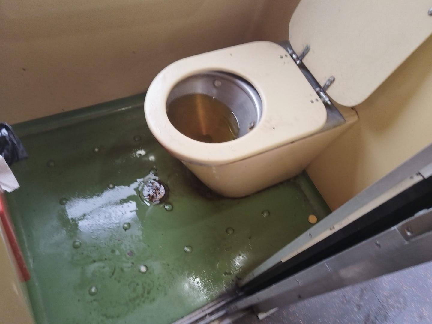 Călător revoltat: WC-uri înfundate și murdare într-un tren care a plecat din Cluj-Napoca