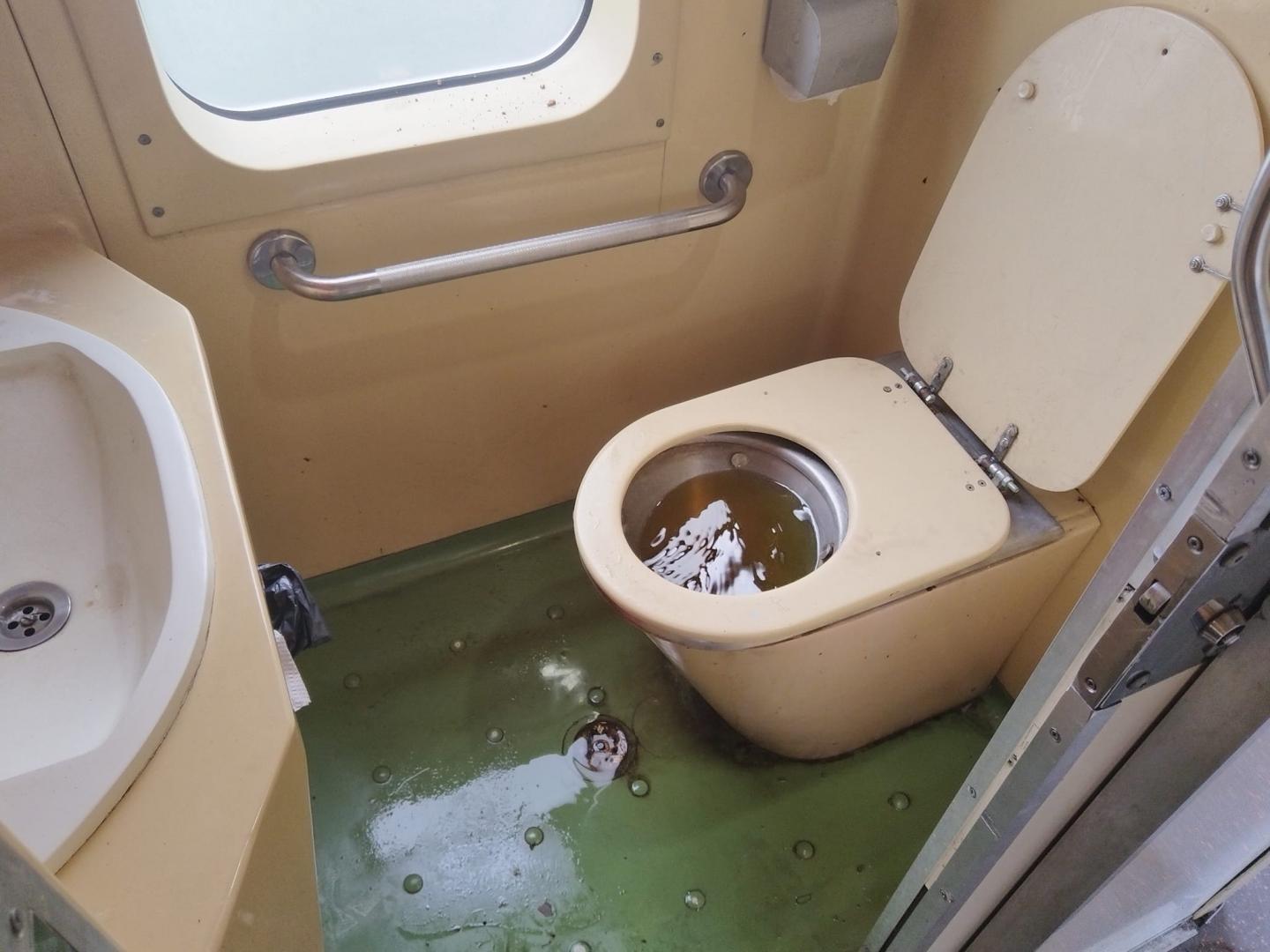 Călător revoltat: WC-uri înfundate și murdare într-un tren care a plecat din Cluj-Napoca