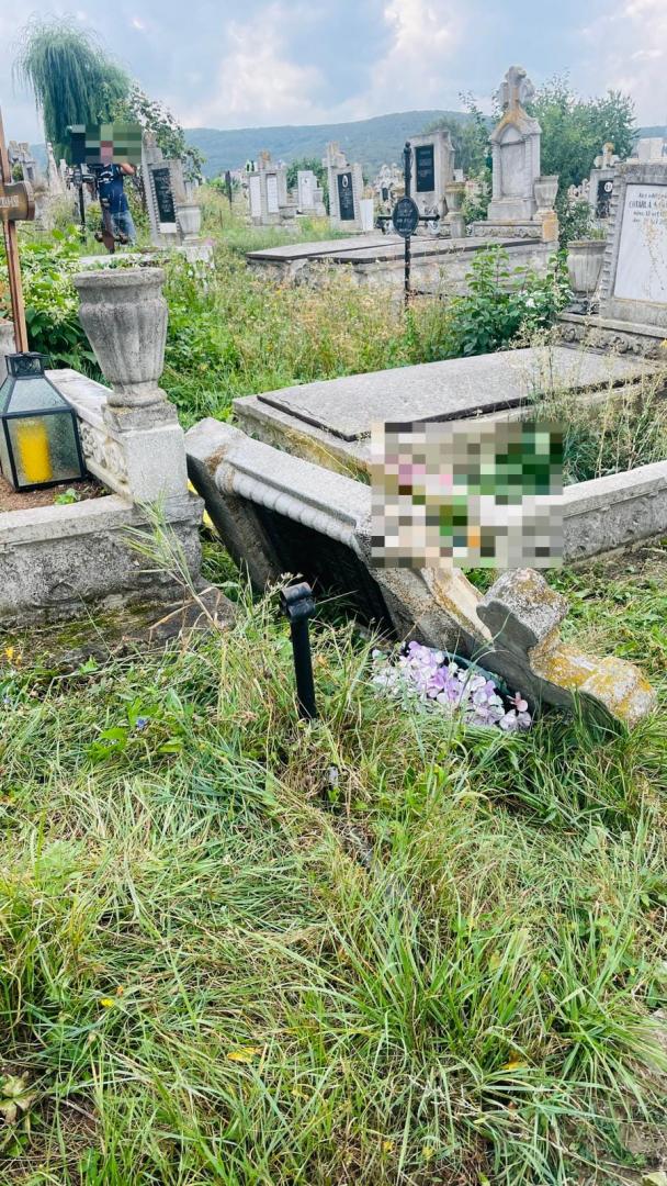 CAZ ȘOCANT într-un cimitir din Cluj-Napoca! O femeie a murit după ce o cruce i-a căzut în cap