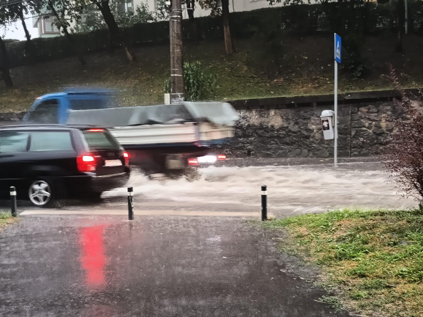 Ploaia torențială a făcut ravagii în Cluj! Străzile s-au inundat în câteva minute