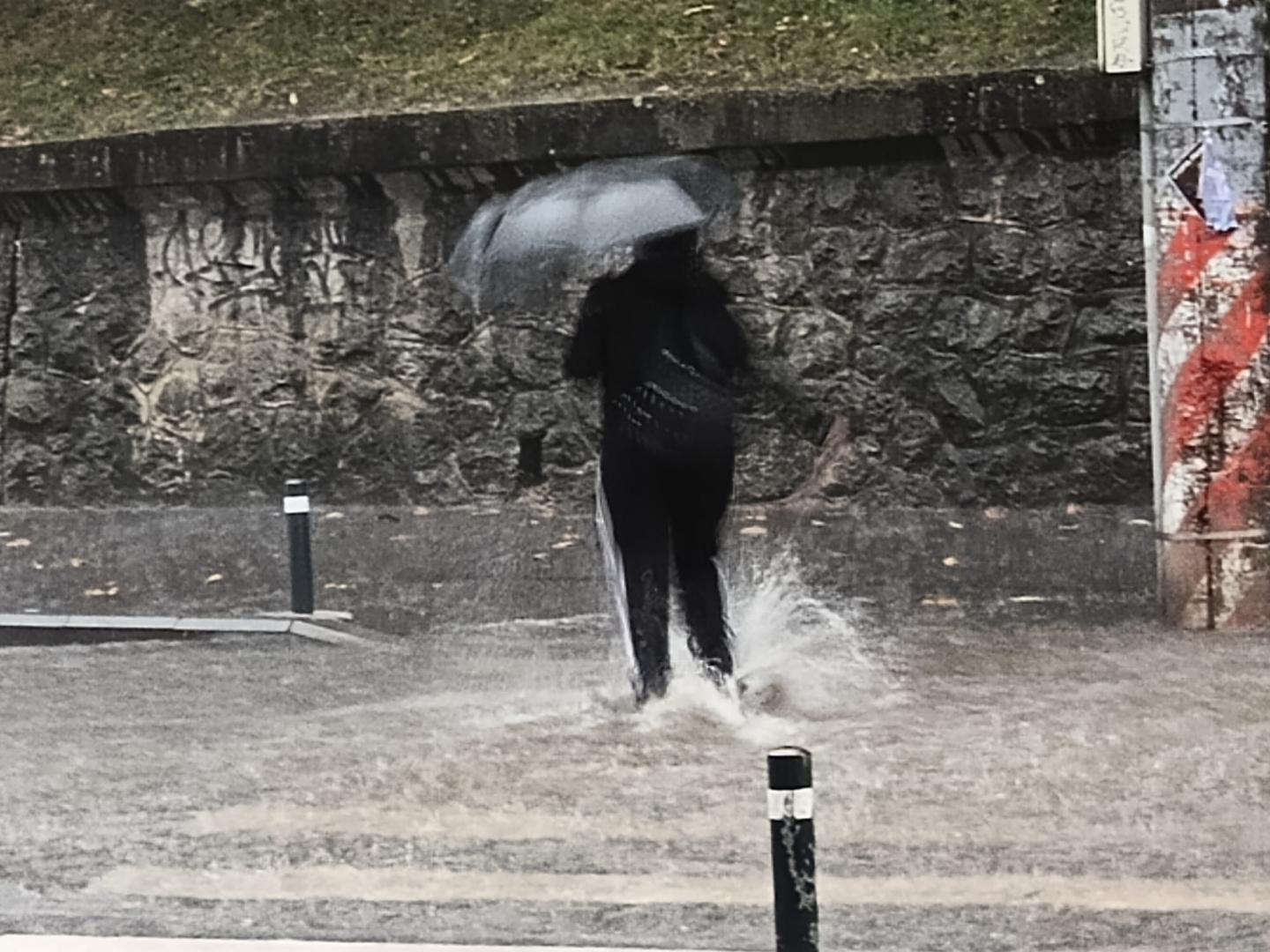 Ploaia torențială a făcut ravagii în Cluj! Străzile s-au inundat în câteva minute