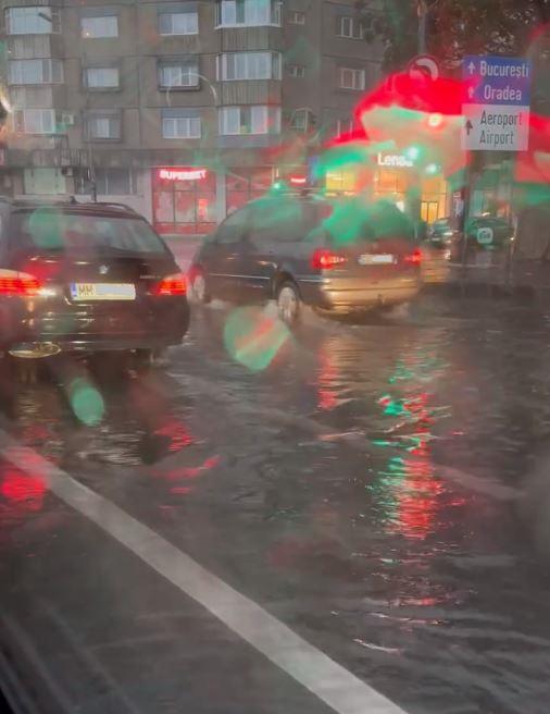 Ploaia torențială a făcut ravagii în Cluj! Străzile s-au inundat în câteva minute