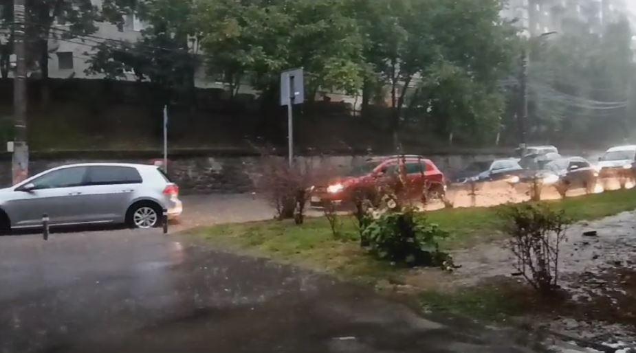 Ploaia torențială a făcut ravagii în Cluj! Străzile s-au inundat în câteva minute