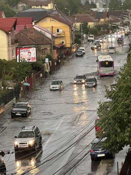 Ploaia torențială a făcut ravagii în Cluj! Străzile au fost înghițite de ape în câteva minute