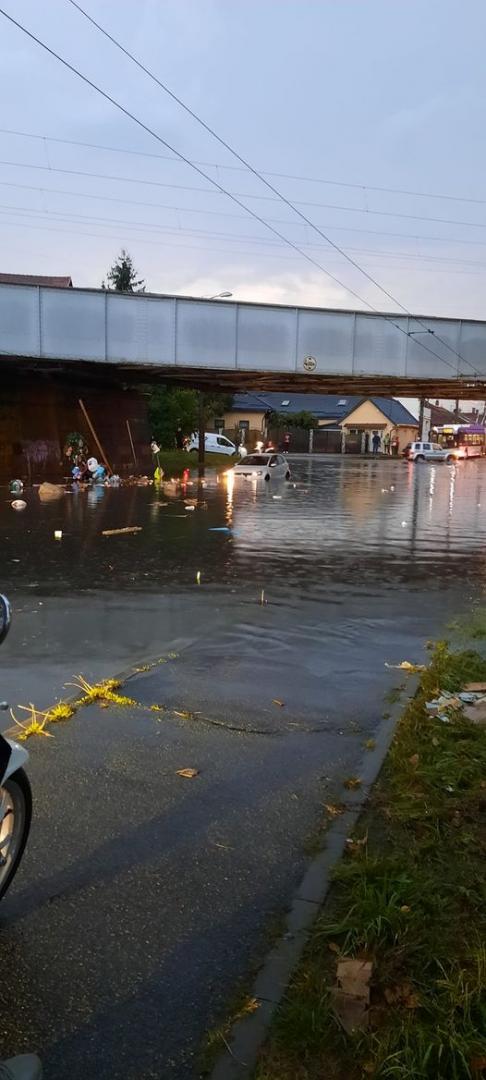 IMAGINEA ZILEI: Mașină „amfibie” sub podul din Mărăști