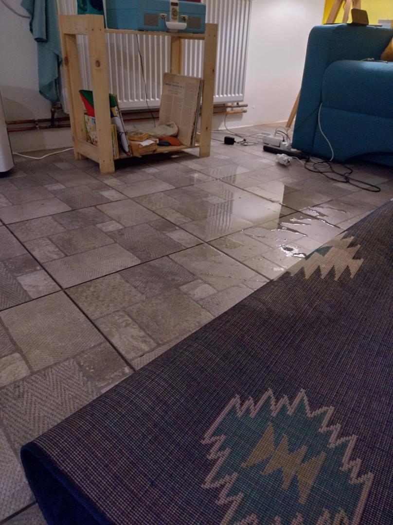 O clujeancă s-a trezit cu apă-n casă, în zona Platinia: „E a 4-a oară, în ultimele săptămâni, de când s-au făcut noile trotuare”