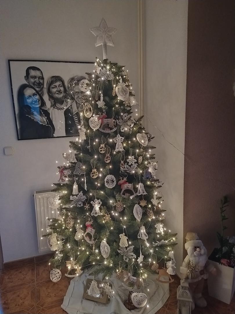 Bradul artificial de Crăciun este o soluție practică pentru toți