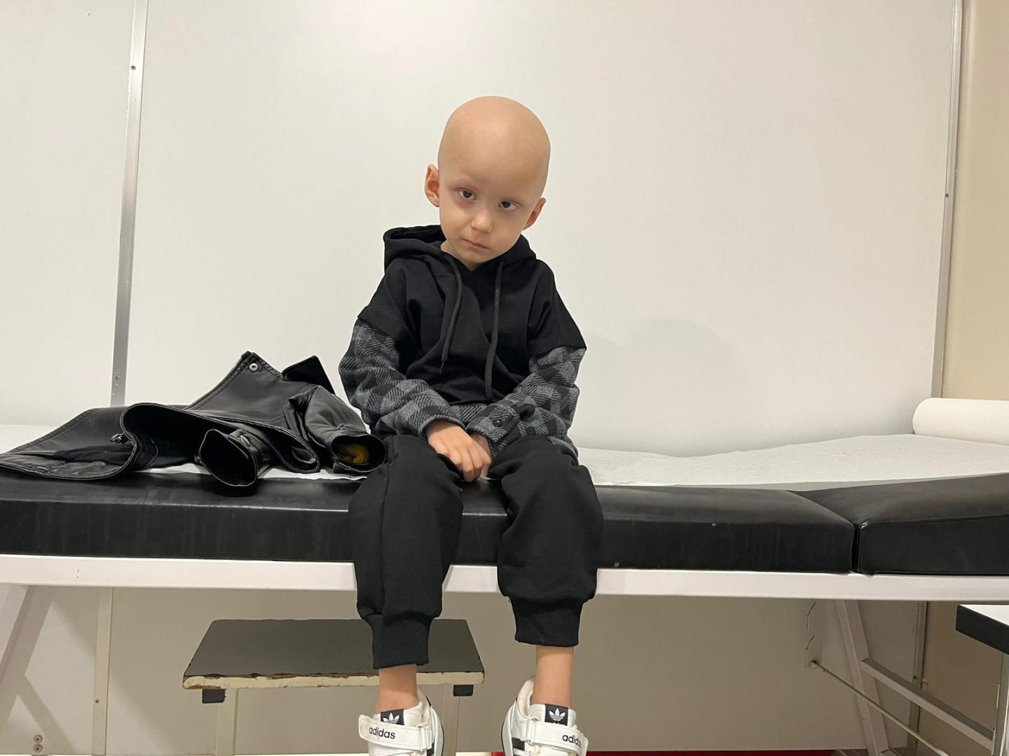 Salvează o inimă! 115.000 €, prețul pus pe viața unui băiețel de 4 ani care înfruntă cancerul cu inocență și durere