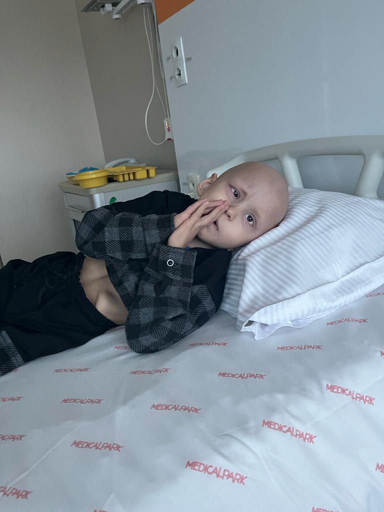 Salvează o inimă! 115.000 €, prețul pus pe viața unui băiețel de 4 ani care înfruntă cancerul cu inocență și durere