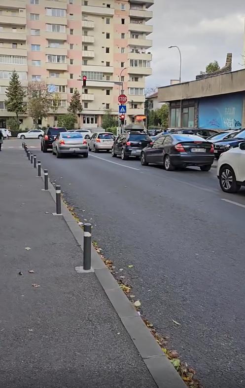 RUPE-ŢI PERMISUL: Parcări blocate, şoferie pe contrasens şi pietoni împinşi în mijlocul străzii la Cluj-Napoca