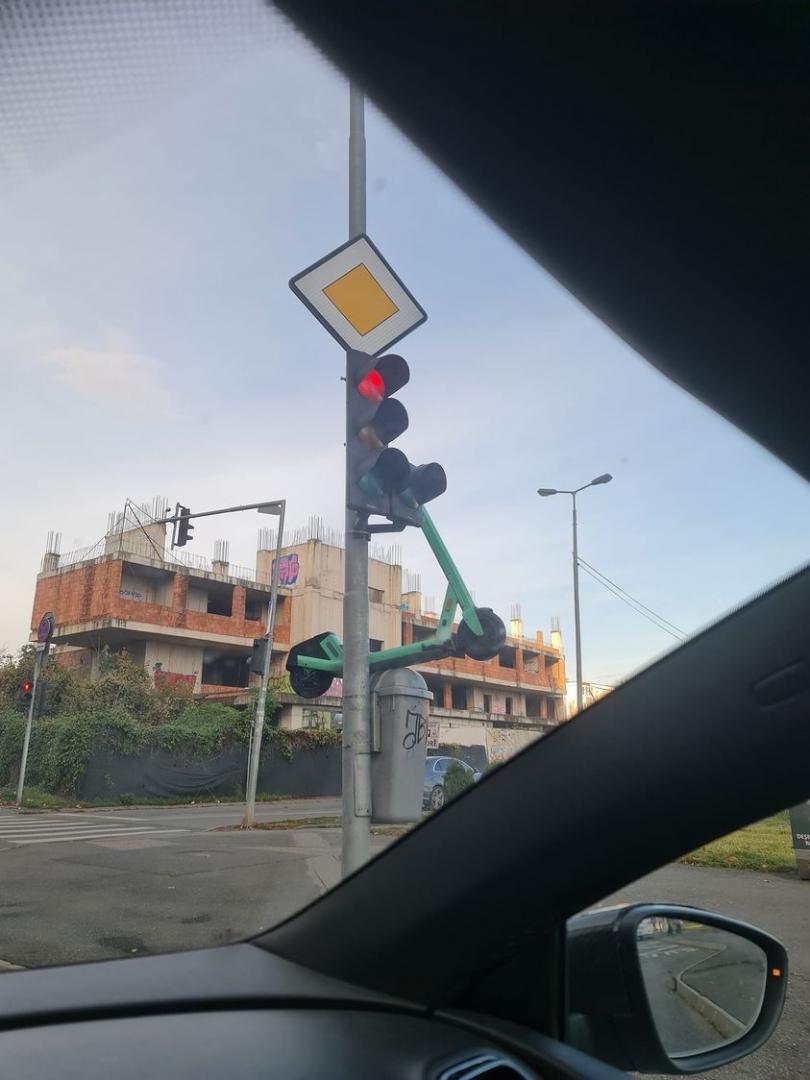 Trotinetă electrică pusă pe un coș de gunoi, în Cluj-Napoca. “Este la încărcat”