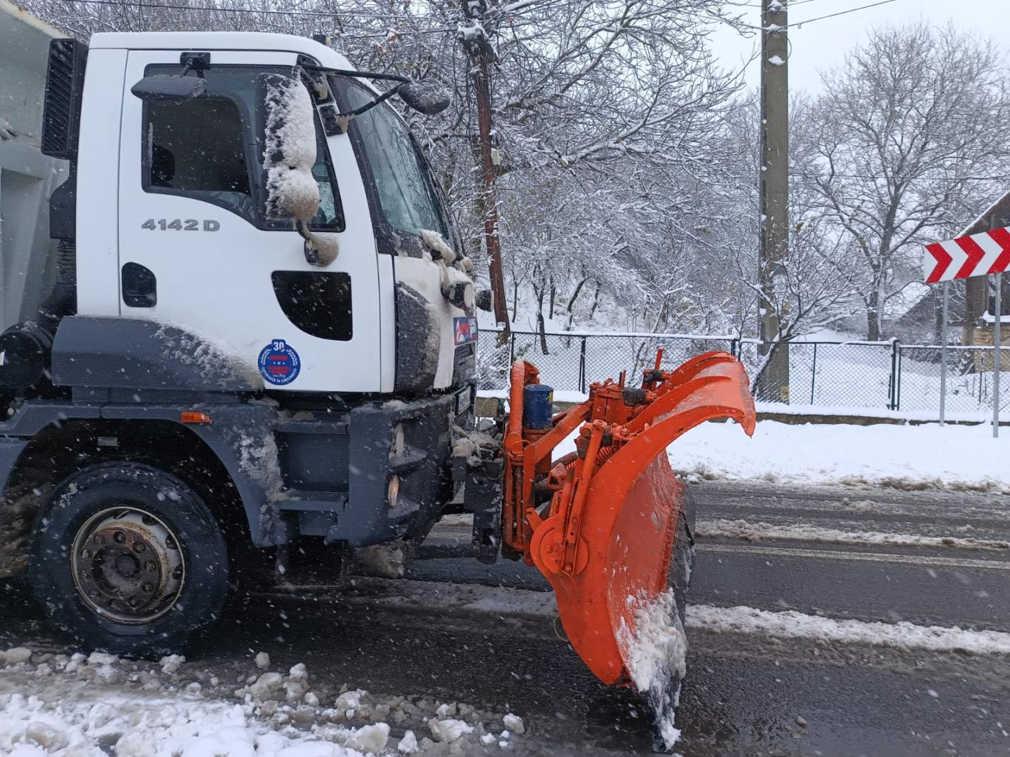 Ninsoarea îi pune în dificultate pe șoferi, în Cluj. Drum județean, acoperit complet de zăpadă