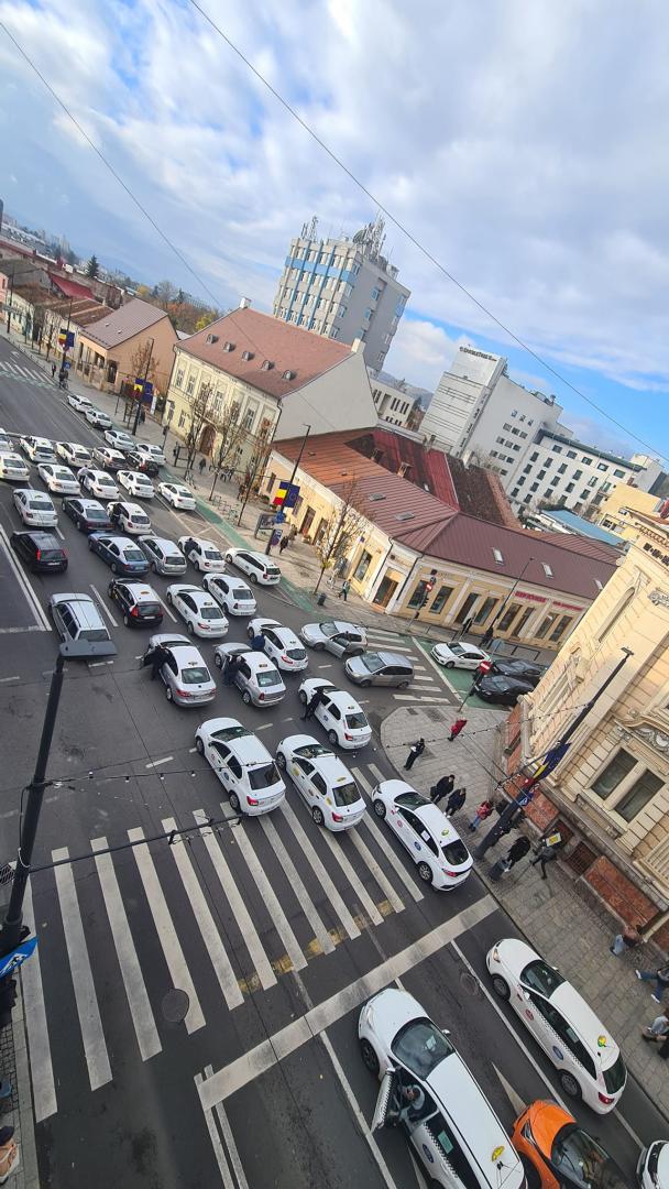 Taximetriștii din Cluj, protest în centrul orașului. Au blocat străzile