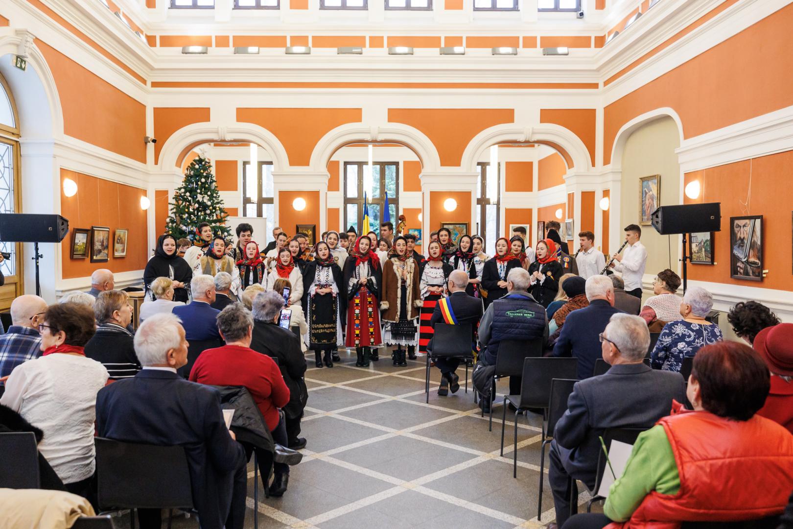 Zeci de cupluri care au sărbătorit "nunta de aur", premiate de primarul Emil Boc