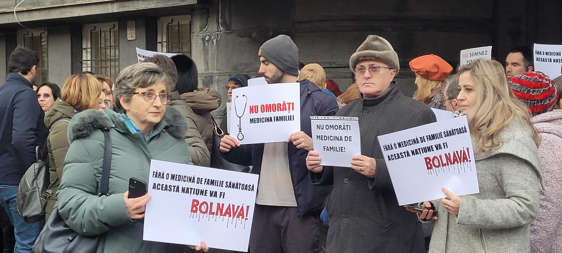 Medicii de familie din Cluj, protest în fața Casei de Asigurări de Sănătate. De la 1 februarie nu se mai acordă consultații