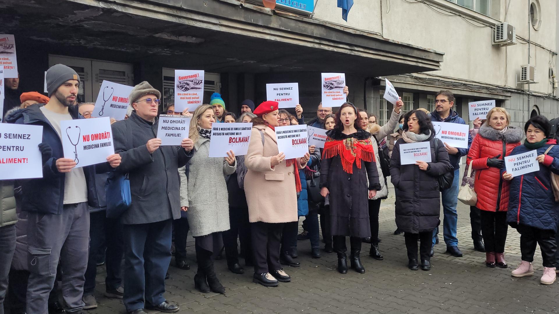 Medicii de familie din Cluj, protest în fața Casei de Asigurări de Sănătate. De la 1 februarie nu se mai acordă consultații