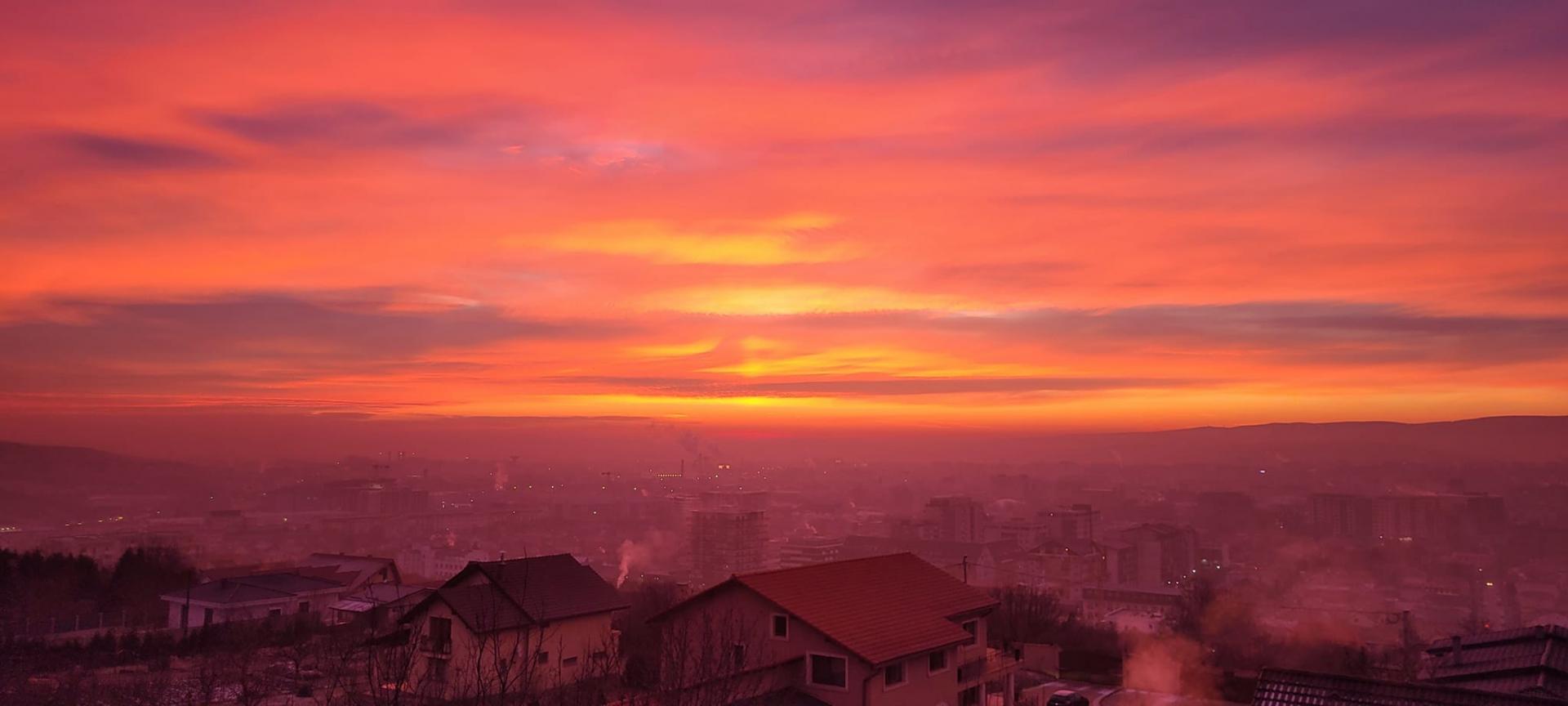 Imagini SUPERBE cu răsăritul, în Cluj. Cer "pictat" în diferite nuanțe de roz și portocaliu