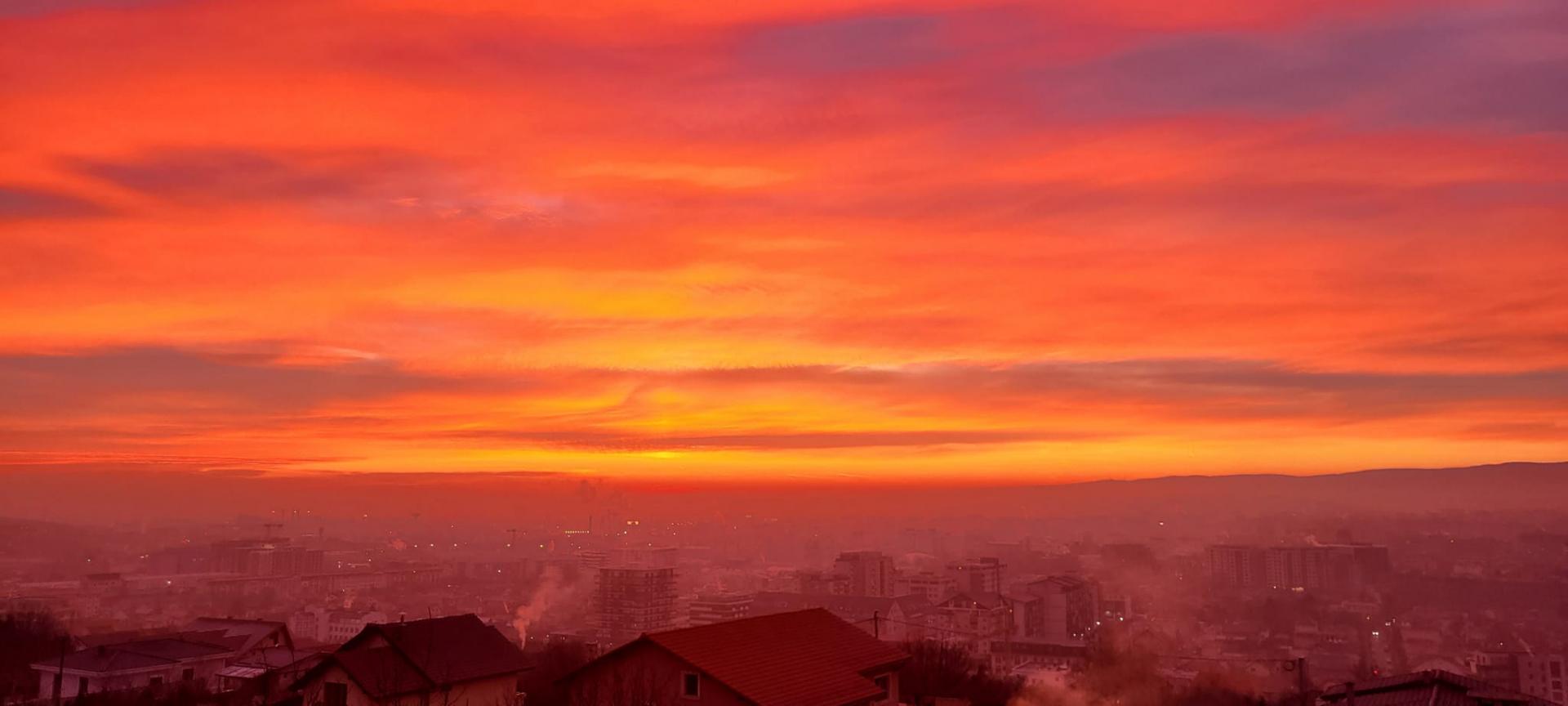 Imagini SUPERBE cu răsăritul, în Cluj. Cer "pictat" în diferite nuanțe de roz și portocaliu