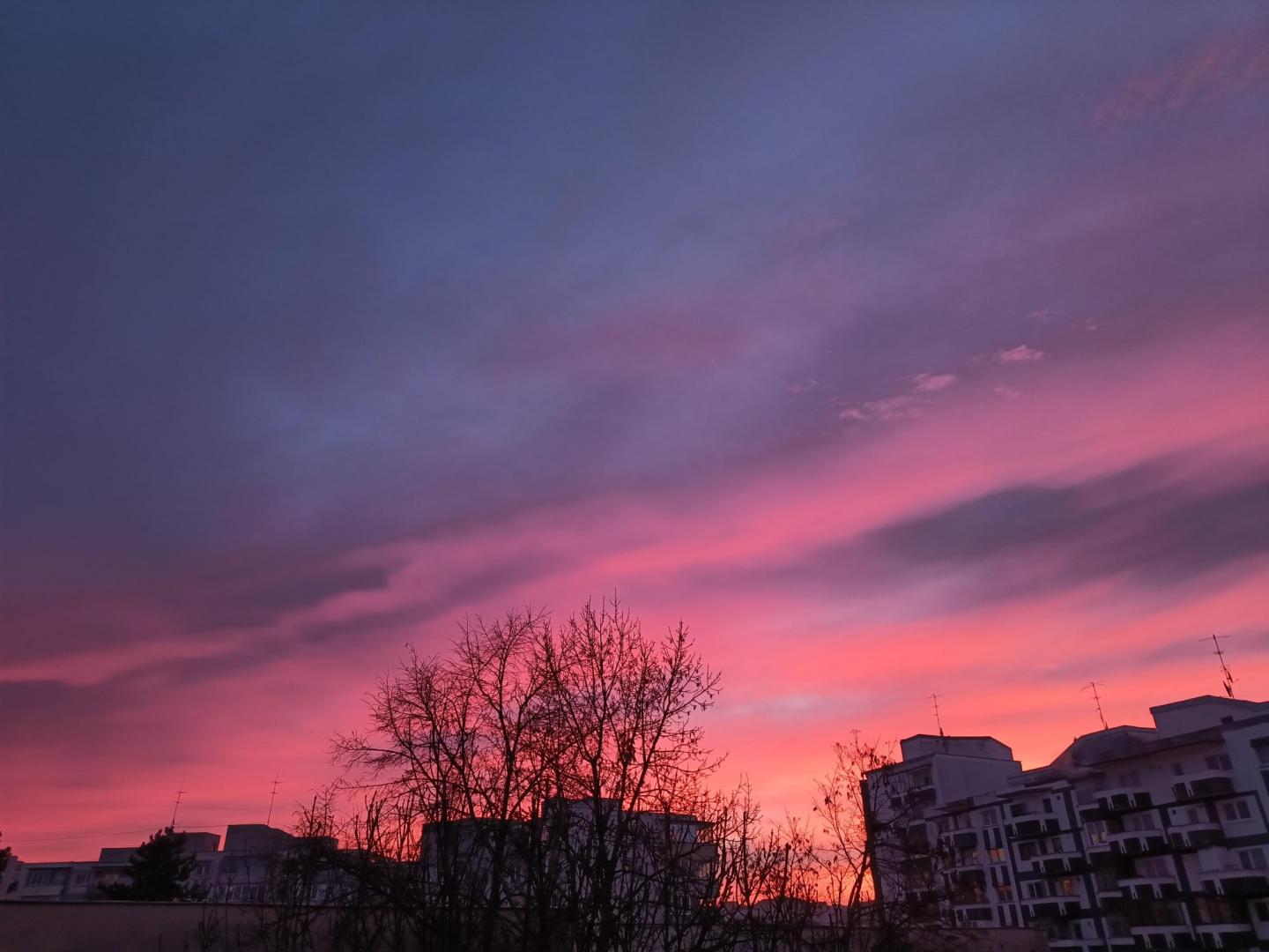 Imagini SUPERBE cu răsăritul, în această dimineață. Cer "pictat" în diferite nuanțe de roz și portocaliu