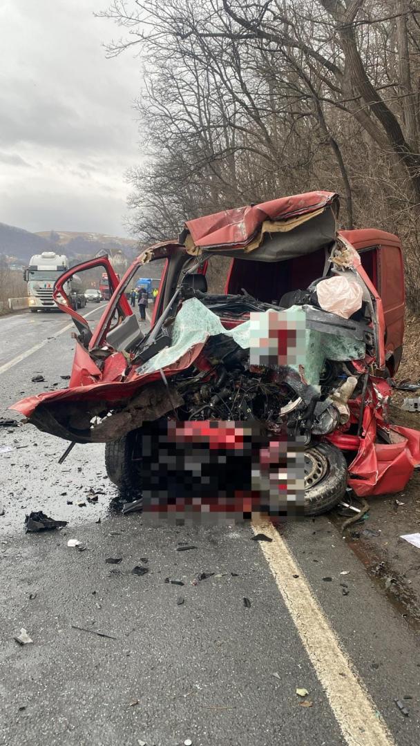 ACCIDENT MORTAL în judeţul Cluj: Impact între o autoutilitară și un autocamion / Bărbat cu leziuni incompatibile cu viața, altul încarcerat, inconştie