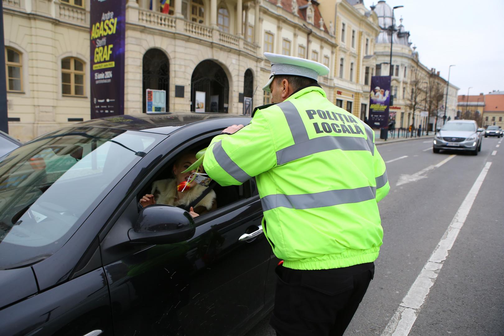 Polițiștii locali le-au dăruit flori clujencelor de Ziua Femeii