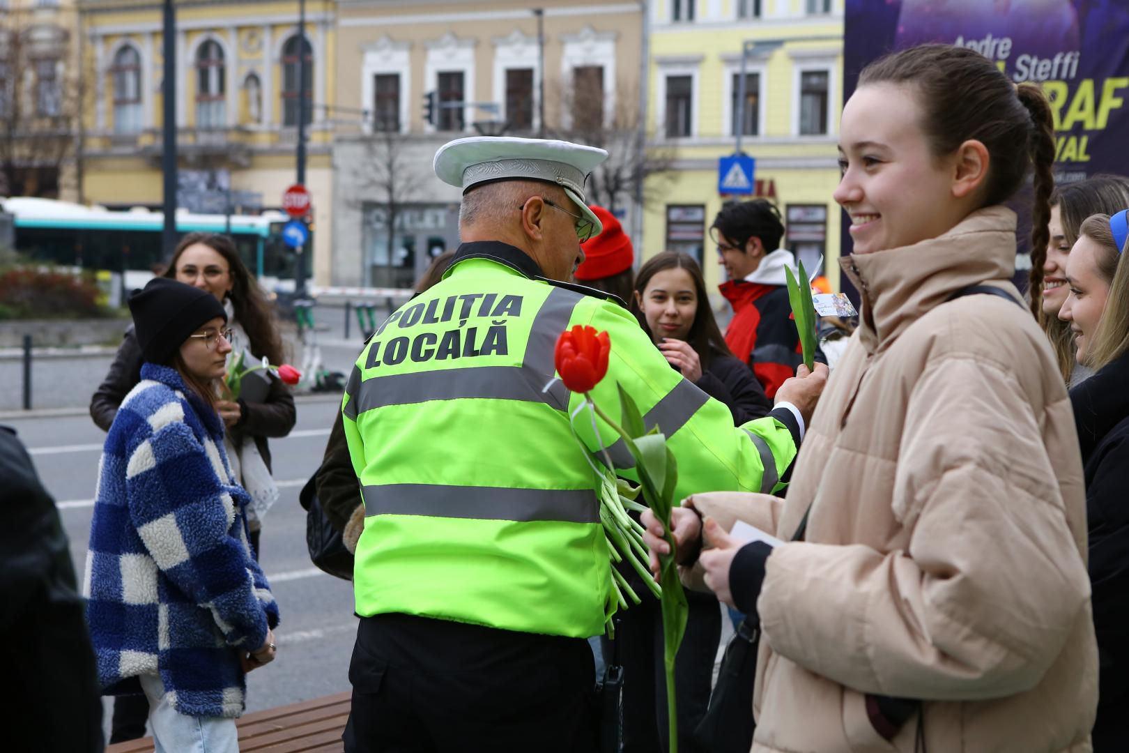 Polițiștii locali le-au dăruit flori clujencelor de Ziua Femeii