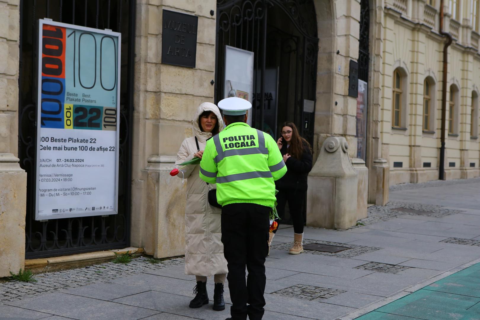 Polițiștii locali le-au dăruit flori clujencelor de Ziua Femeii