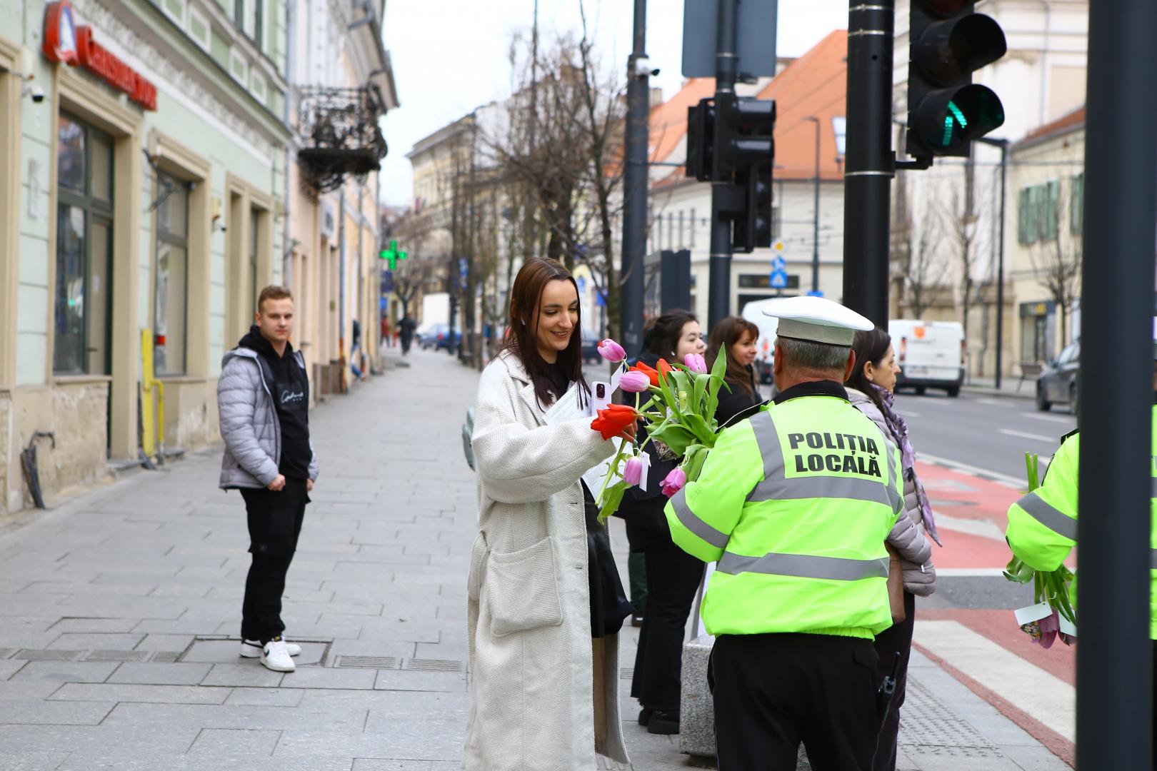 Polițiștii locali le-au dăruit flori clujencelor de Ziua Femeii