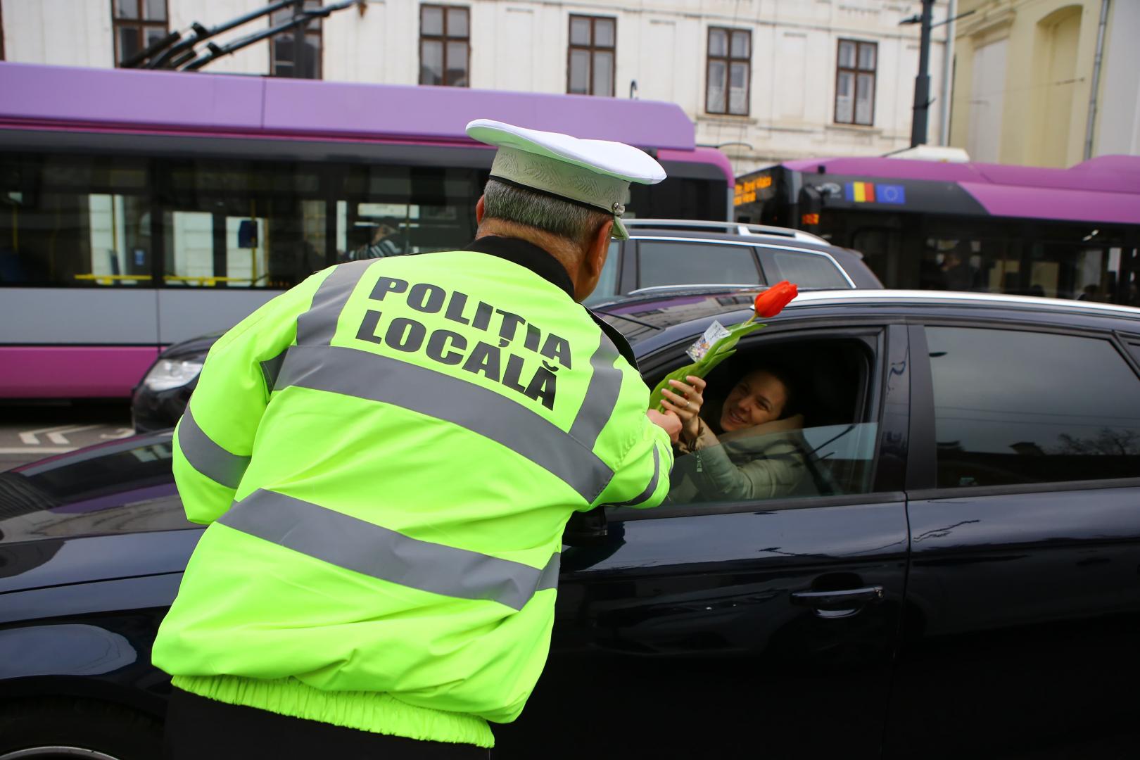 Polițiștii locali le-au dăruit flori clujencelor de Ziua Femeii