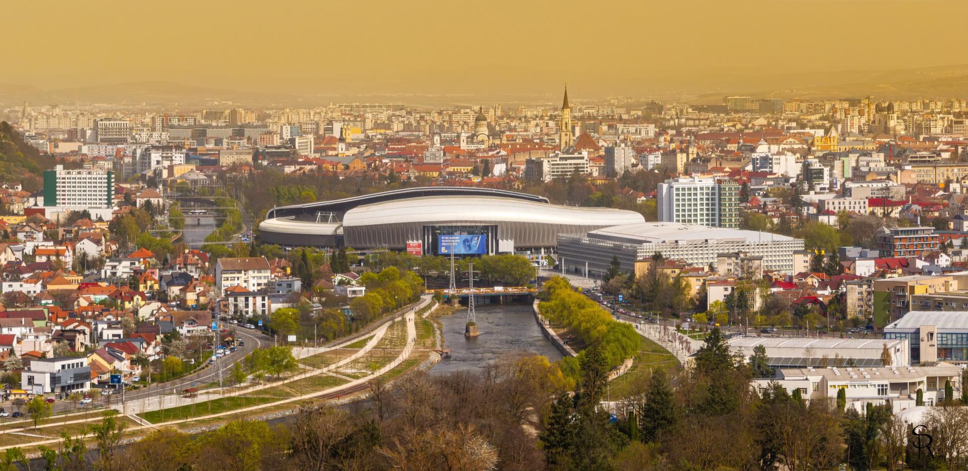 Imagini unice din dronă: Cerul Clujului, colorat de norul de praf saharian