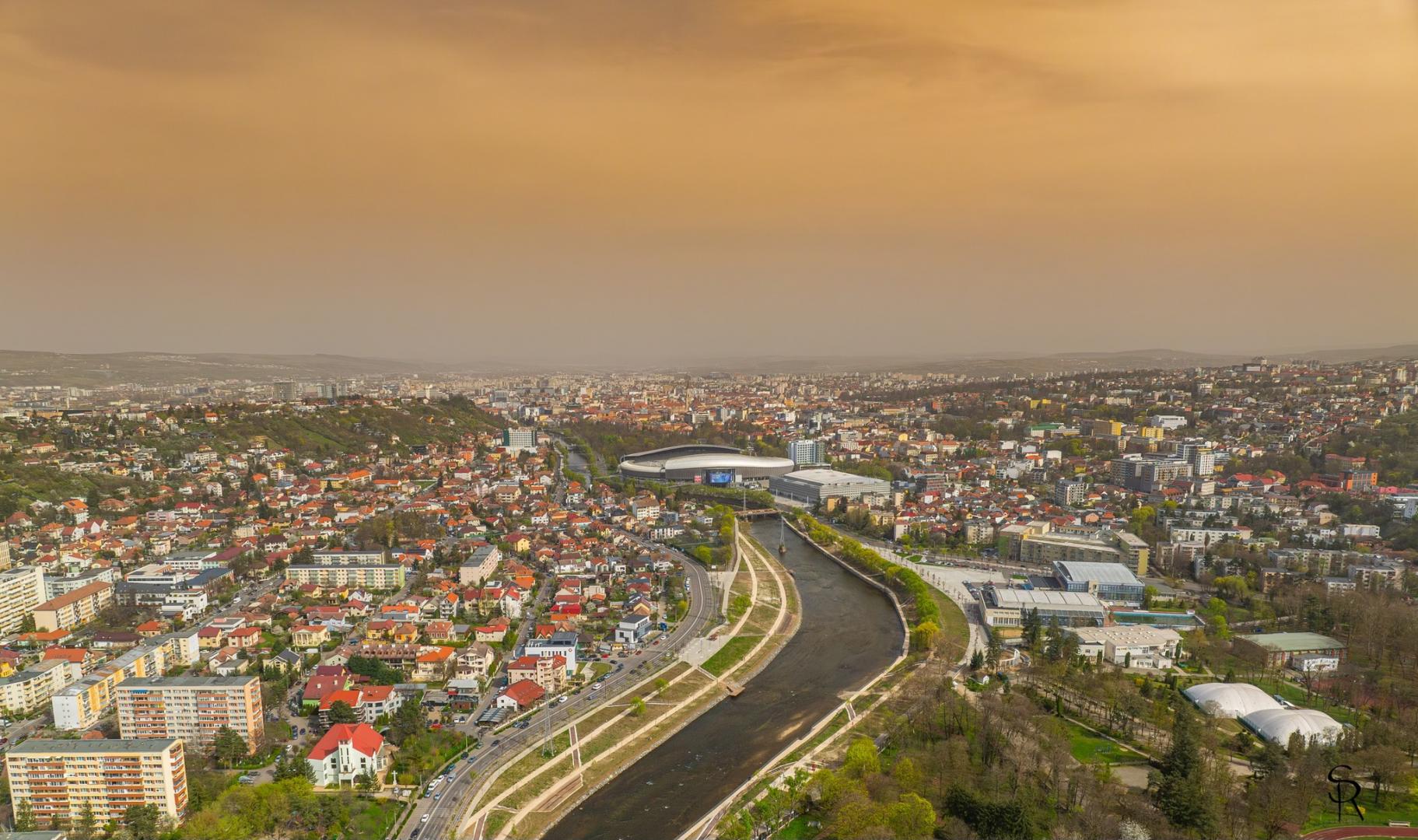 Imagini unice din dronă: Cerul Clujului, colorat de norul de praf saharian