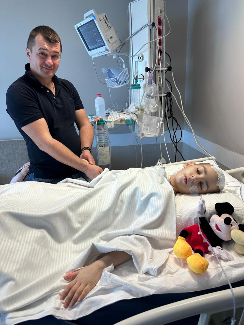 Trei săptămâni în comă, după ce s-a lovit cu capul de colțul băncii la școală