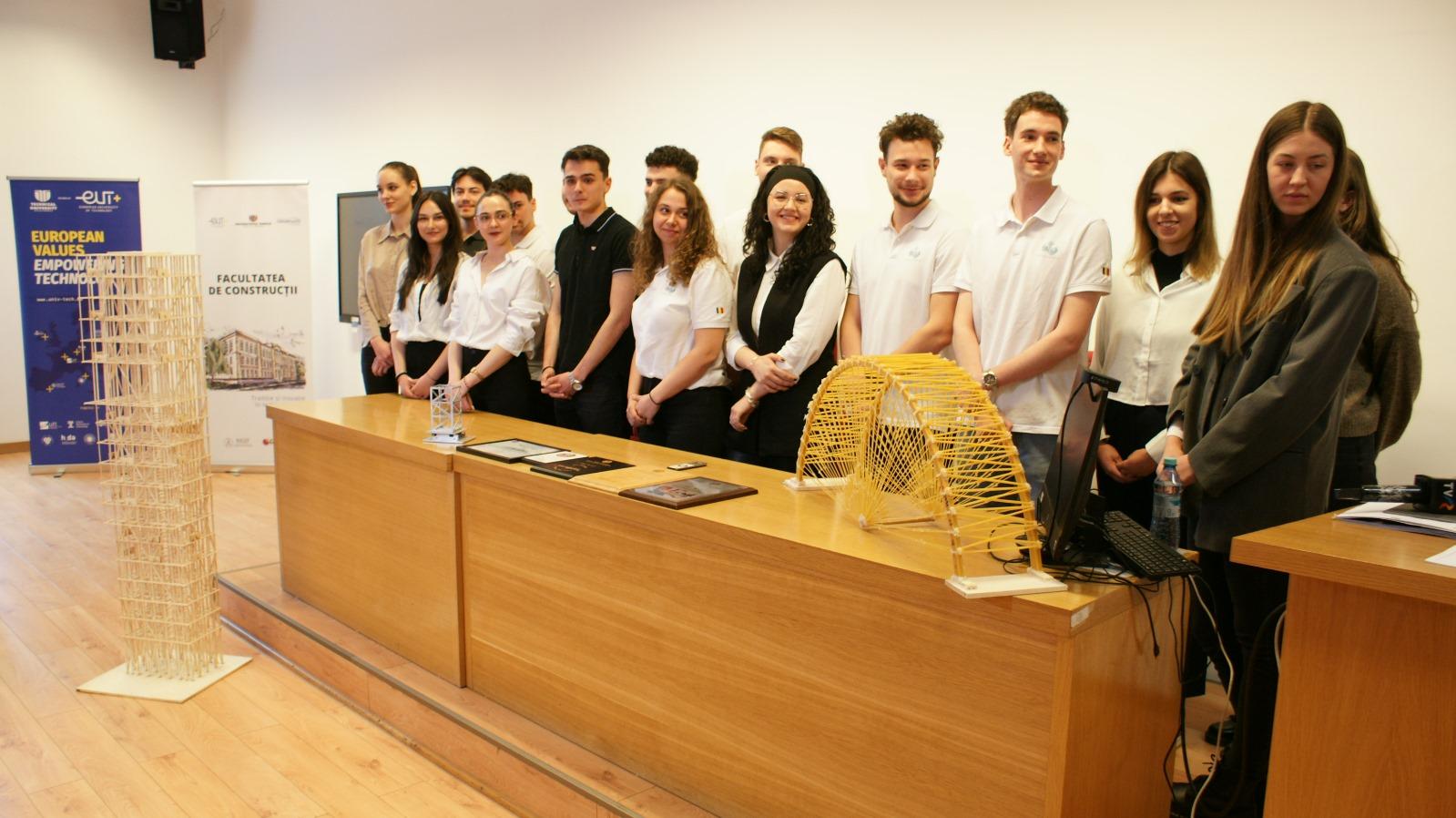 Reușitele curg lanț la UTCN. O echipă de studenți, pe podium la un concurs internațional de poduri realizate din spaghete