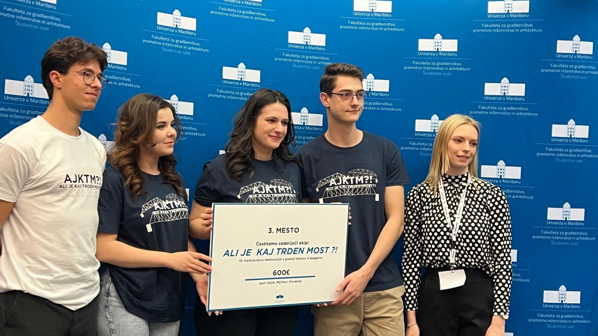 Reușitele curg lanț la UTCN. O echipă de studenți, pe podium la un concurs internațional de poduri realizate din spaghete