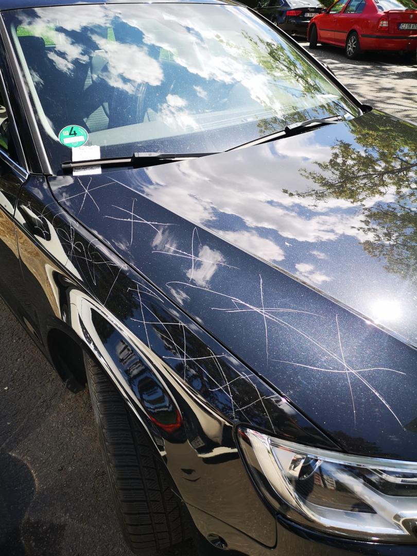 Vandalizarea continuă în Cluj-Napoca: De la geamuri sparte la "X și Zero" pe capota mașinii. Ce mesaj a lăsat presupusul vandal