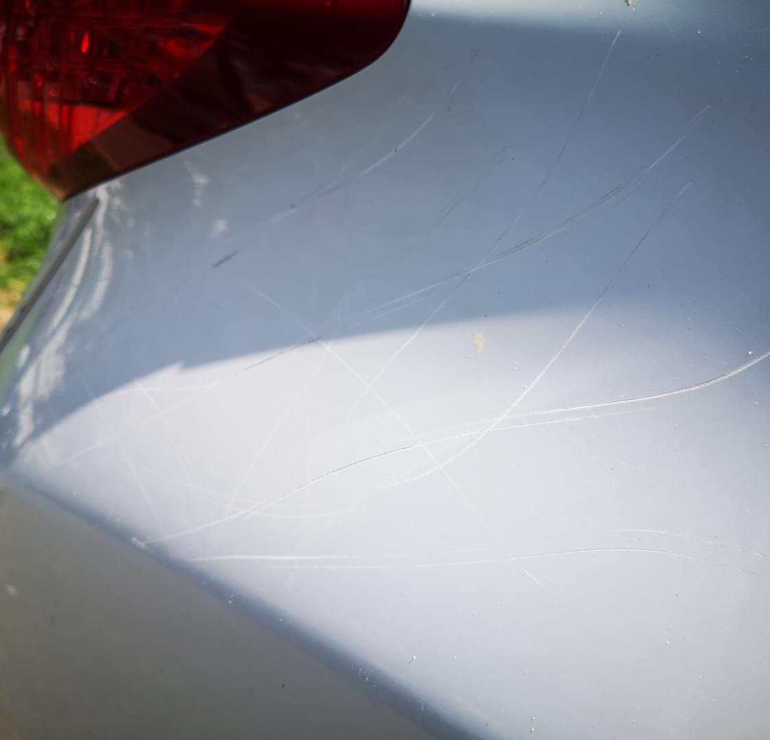 Vandalizarea continuă în Cluj-Napoca: De la geamuri sparte la "X și Zero" pe capota mașinii. Ce mesaj a lăsat presupusul vandal