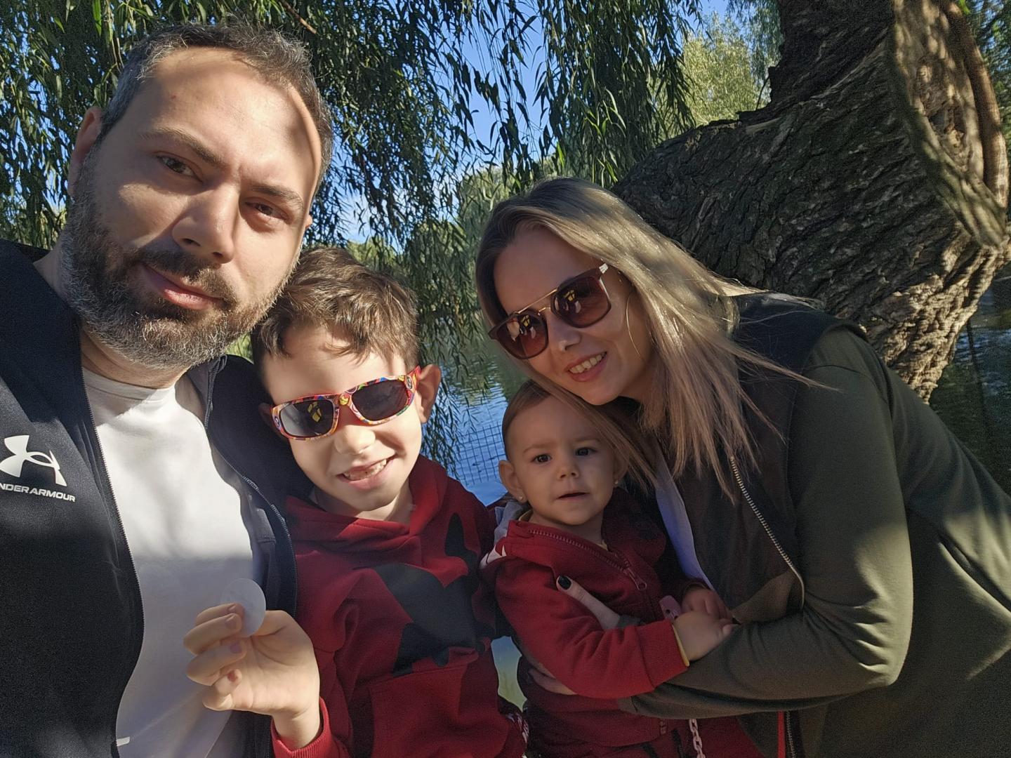 Boala care i-a furat unui băiețel de 6 anișori zâmbetul și libertatea de a se juca