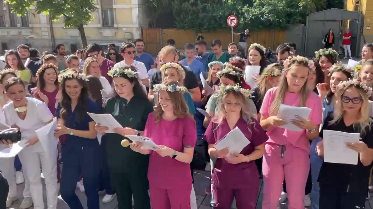 Tradiţia serenadelor merge mai departe! Studenții de la UMF Cluj și-au luat la revedere de la facultate și de la profesorii lor