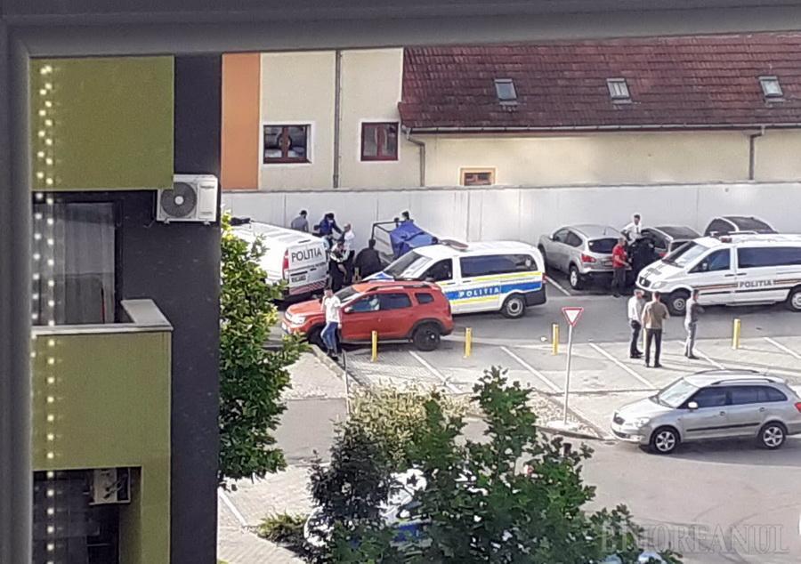 Descoperire șocantă în vestul țării: Cadavrul unei femei, găsit într-o remorcă parcată printre blocuri / Se fac cercetări pentru omor