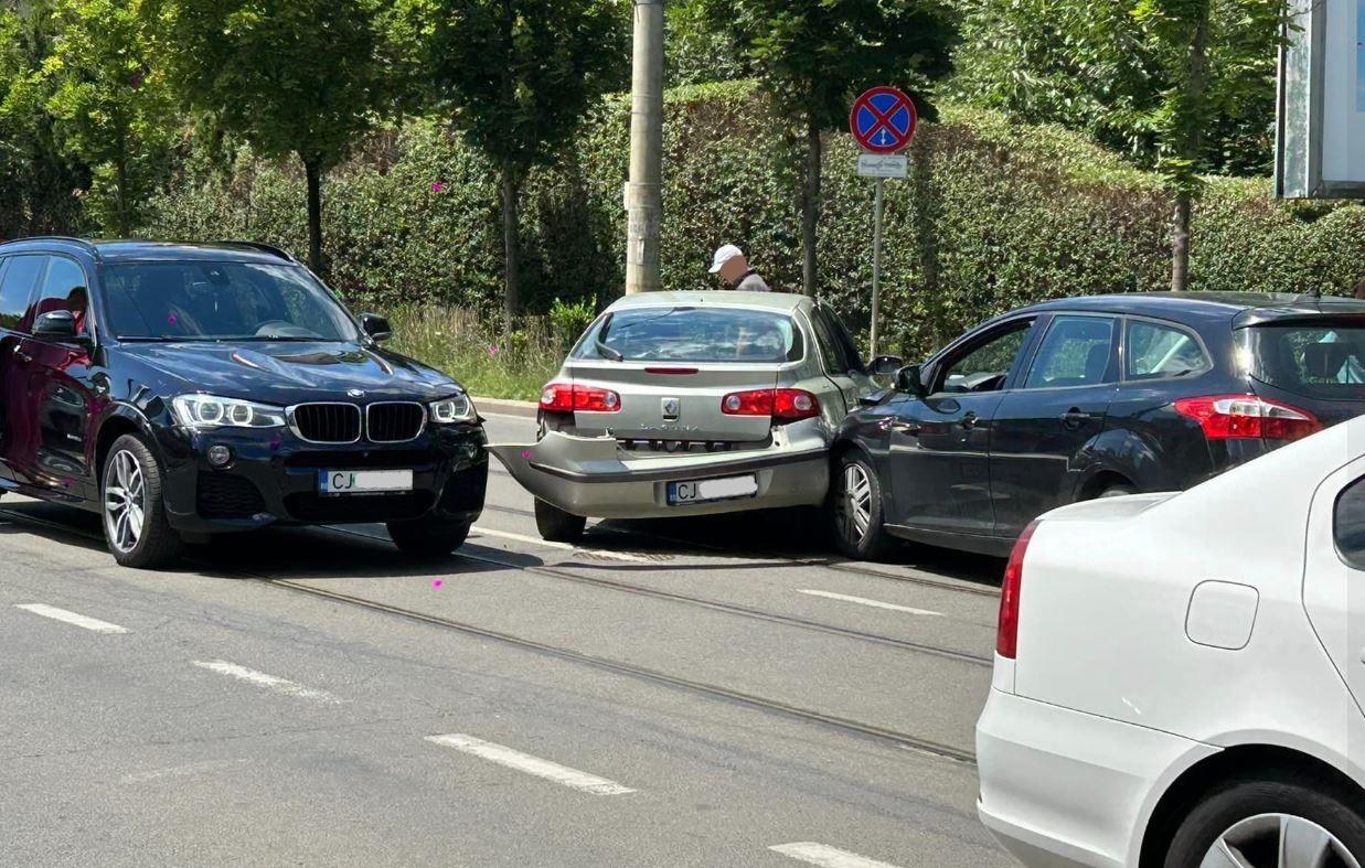Accident pe Plopilor. Trei mașini implicate