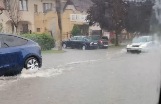 Ploaia torențială a făcut, din nou, ravagii la Cluj! Unele străzi s-au transformat în adevărate râuri
