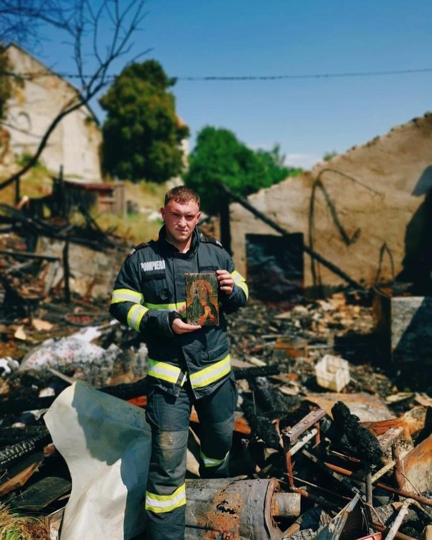 Icoana Maicii Domnului, supraviețuitoare într-un incendiu care a distrus o casă. Se afla în zona unde focul a făcut a făcut ravagii