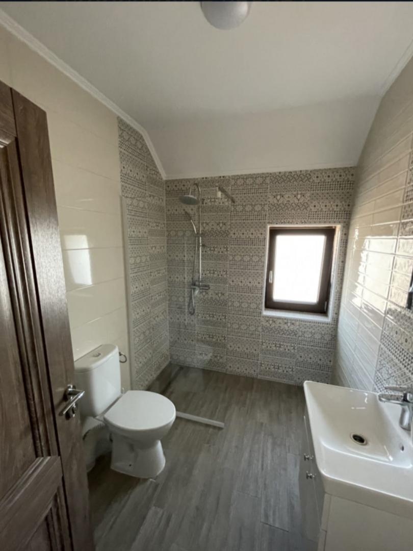 Chirii de Cluj: 350 de euro lunar pentru o garsonieră ca să împarți bucătăria cu alte trei apartamente. Ați plăti aceștei bani?